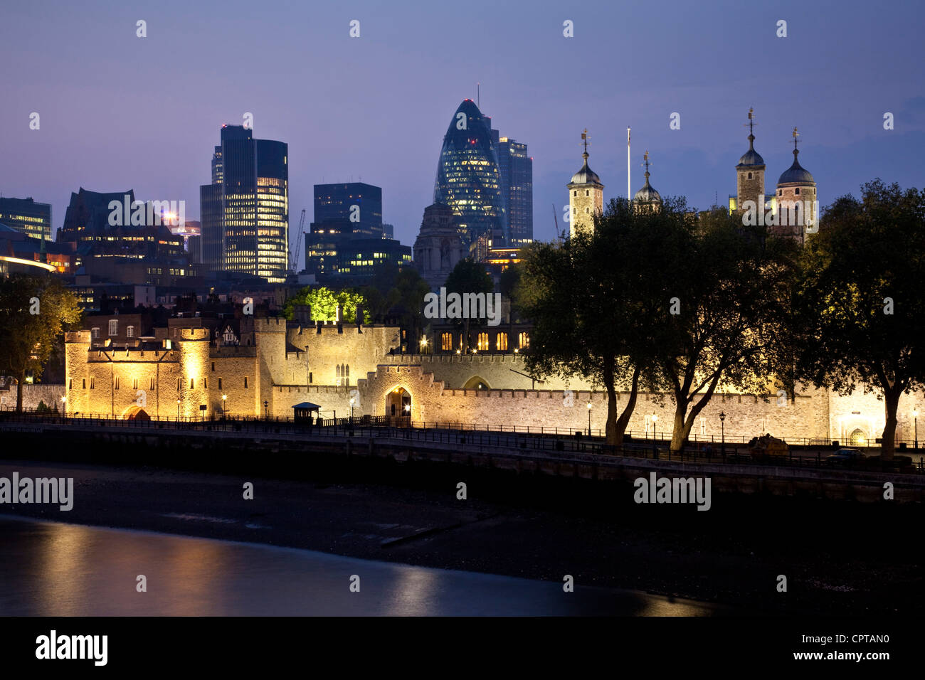 La Torre di Londra e lo skyline della città di Londra - Inghilterra Foto Stock