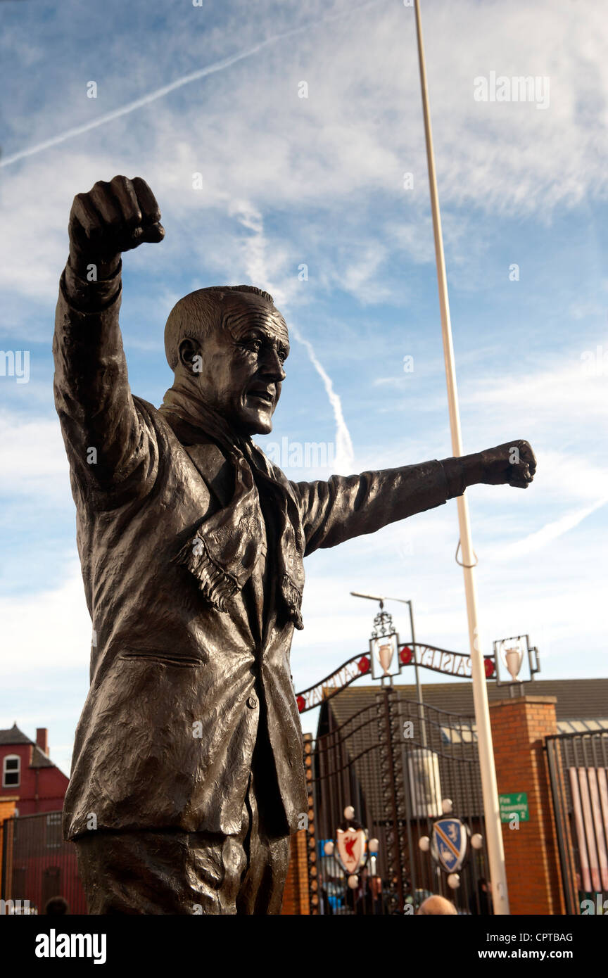 Statua di Bill Shankly, Liverpool Football Club manager 1959-1974 fuori Anfield Stadium. Foto Stock