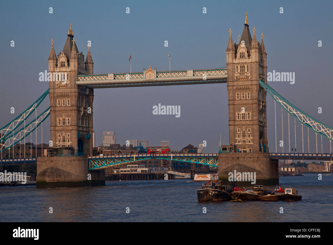 Il Tower Bridge e il fiume Tamigi, Londra, Inghilterra Foto Stock