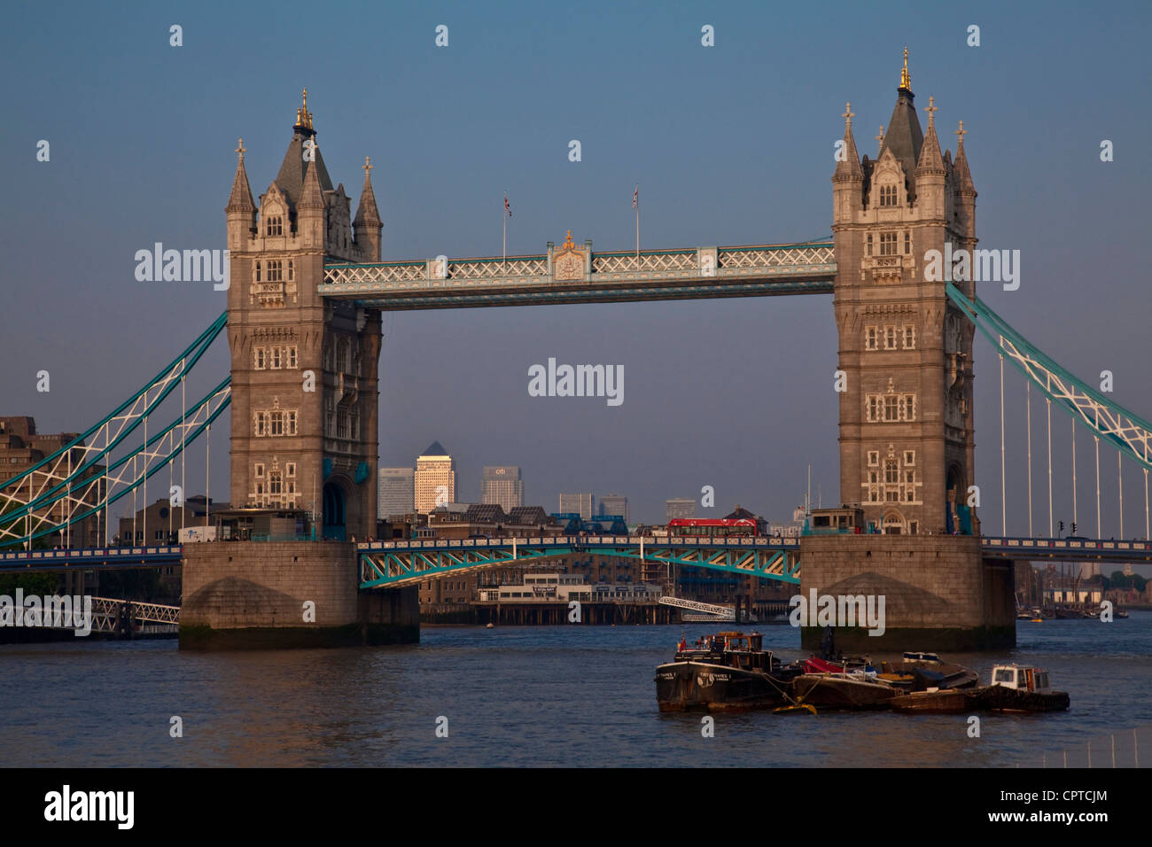 Il Tower Bridge e il fiume Tamigi, Londra, Inghilterra Foto Stock