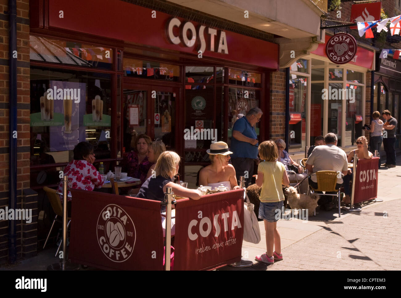 Per coloro che godono di una rilassante giornata estiva bere fuori Costa Coffee, MONTONI A piedi, Petersfield, Hampshire, Regno Unito. Foto Stock