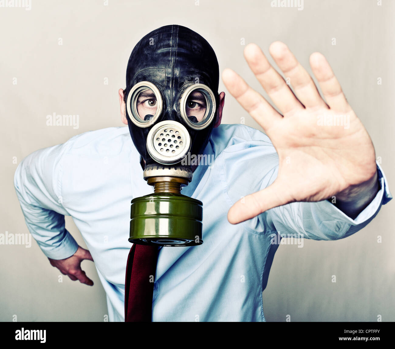 Ritratto di uomo con maschera a gas pongono in esecuzione Foto Stock