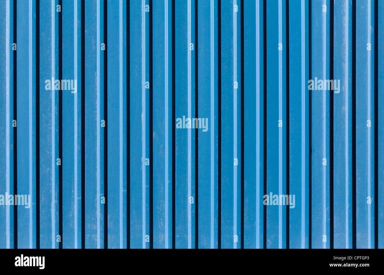Verticale blu rigata in metallo verniciato texture a parete Foto Stock