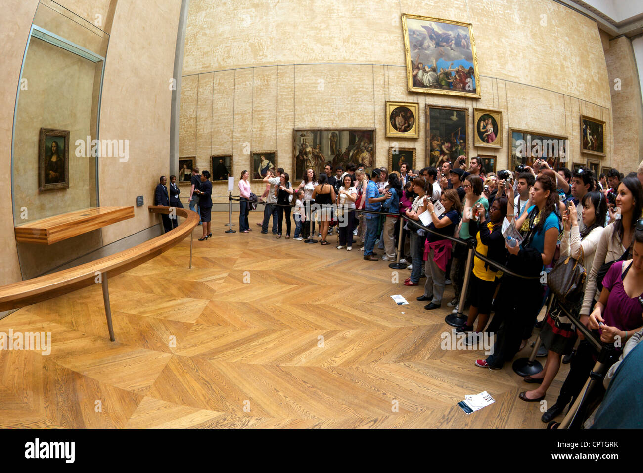 Visitatori guardano la Mona Lisa dietro il vetro a prova di proiettile, da Leonardo da Vinci, 1519 Musee du Louvre, Parigi, Francia, Europa Foto Stock