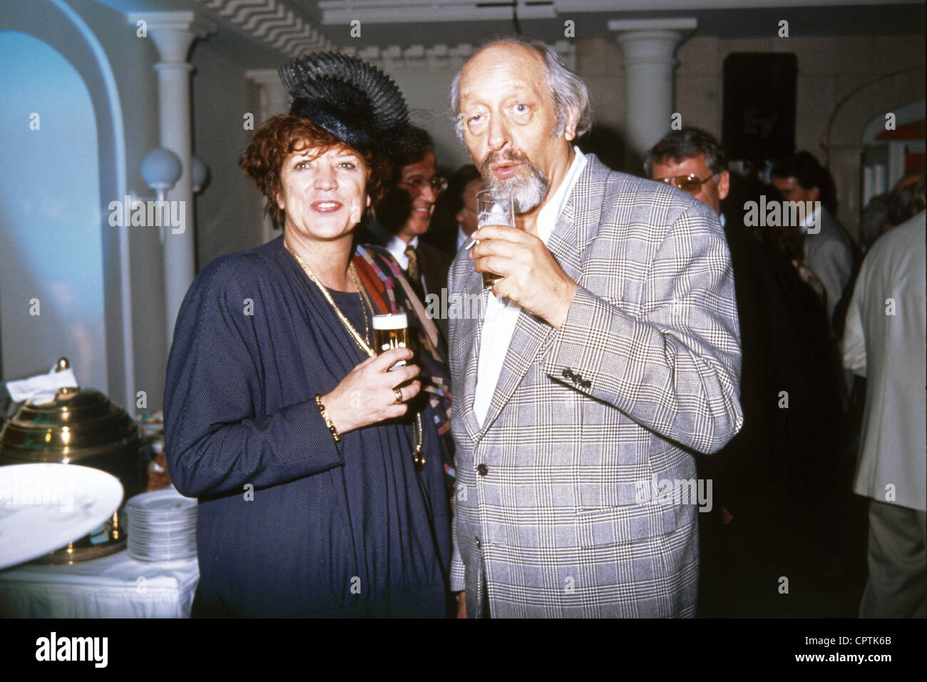 D all, Karl, * 1.2.1941, attore e comico tedesco, a mezza lunghezza, con Regina Ziegler, al partito, 1990s, Foto Stock