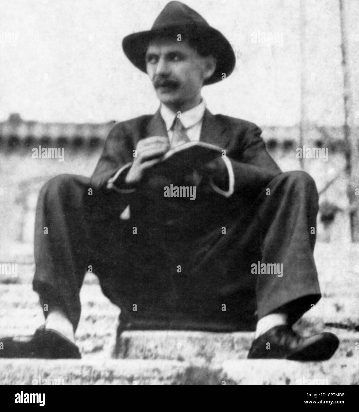 Jozsef, Attila, 11.4.1905 - 3.12.1937 (suicidio), poeta ungherese, a tutta lunghezza, Foto Stock