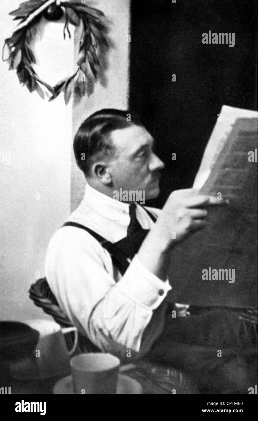 Hitler, Adolf, 20.4.1889 - 30.4.1945, politico tedesco (NSDAP), durante la reclusione a Landsberg am Lech, 1924, leggendo un giornale, Foto Stock