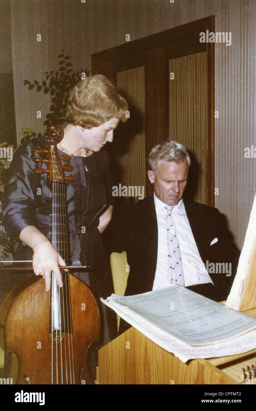 Bucher, Ewald, 19.7.1914 - 31.10.1991, politico tedesco (FDP), Ministro federale della giustizia 1962 - 1965, a metà lunghezza, con il musicista Greta Niggemann, Bonn, 10.7.1963, Foto Stock