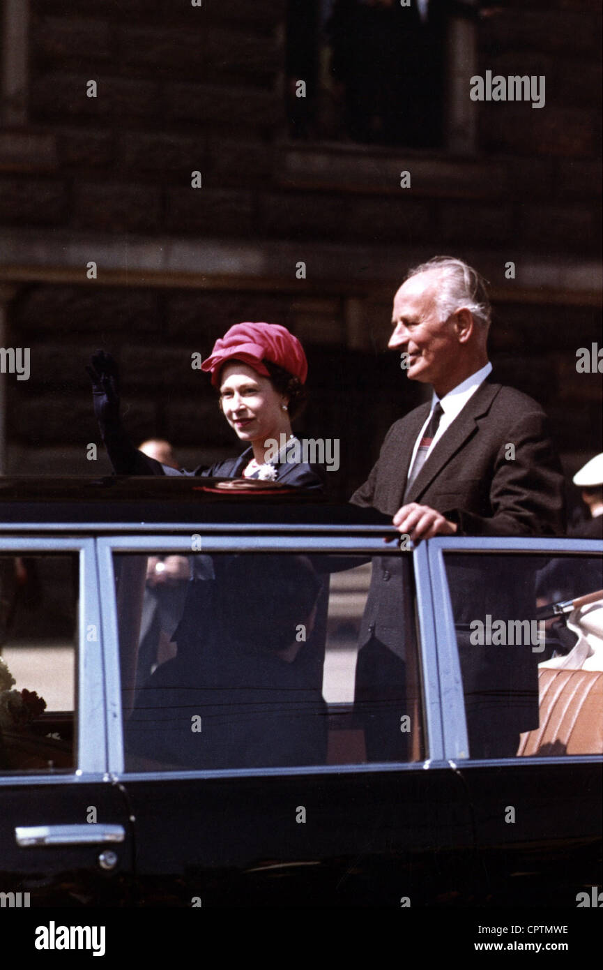 Elizabeth II, * 21.4.1926, Regina del Regno Unito dal 1952, visita di stato in Germania 1965, scena ad Amburgo: Con il sindaco in una macchina open top, Foto Stock