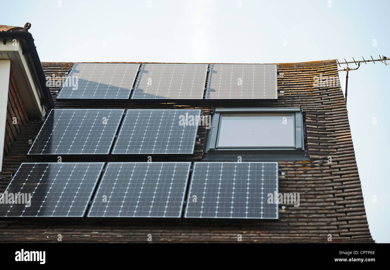 Pannelli solari per la produzione di energia dalla luce solare sul tetto di casa domestici REGNO UNITO Foto Stock