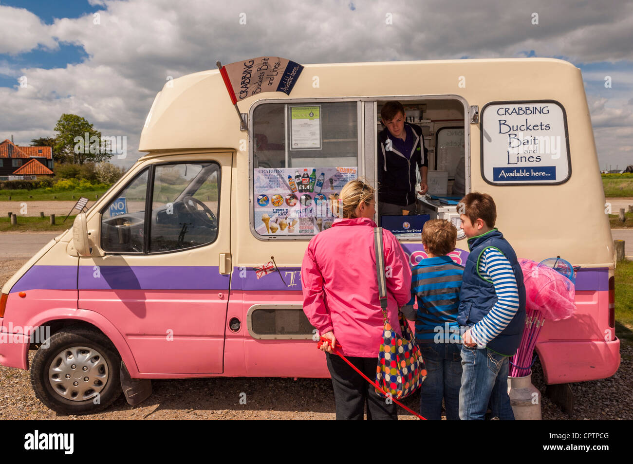 Una famiglia acquisto di gelati da un furgone a Walberswick , Suffolk , Inghilterra , Inghilterra , Regno Unito Foto Stock