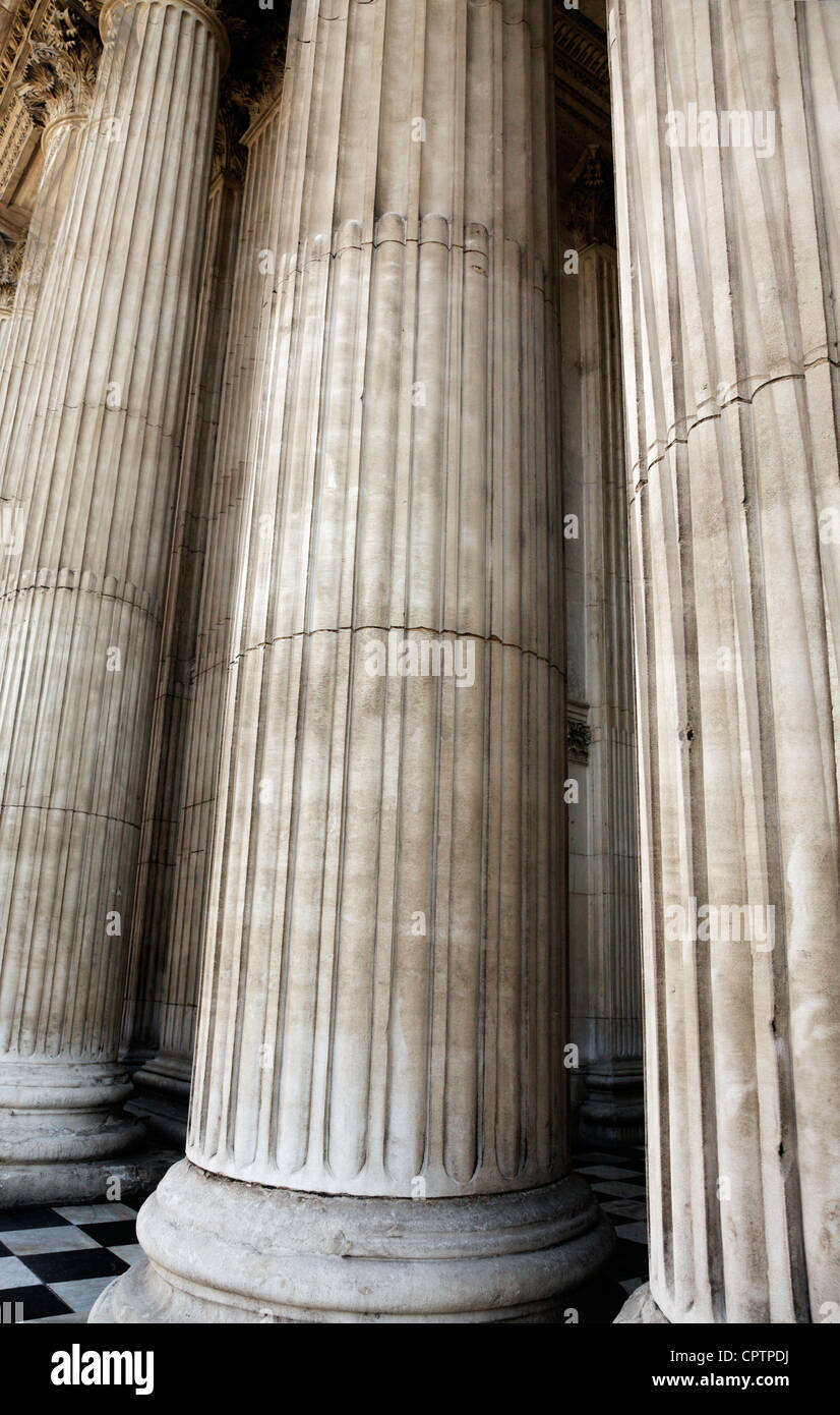 Un dettaglio delle colonne in pietra della Cattedrale di Saint Paul, Londra, Regno Unito. Foto Stock