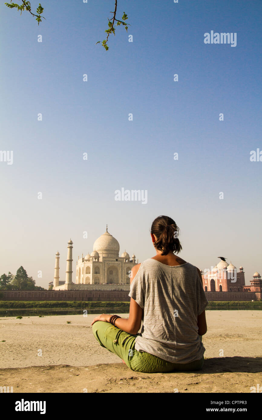 La donna medita al Taj Mahal Foto Stock