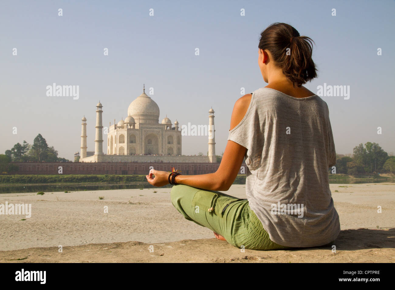 La donna medita al Taj Mahal Foto Stock