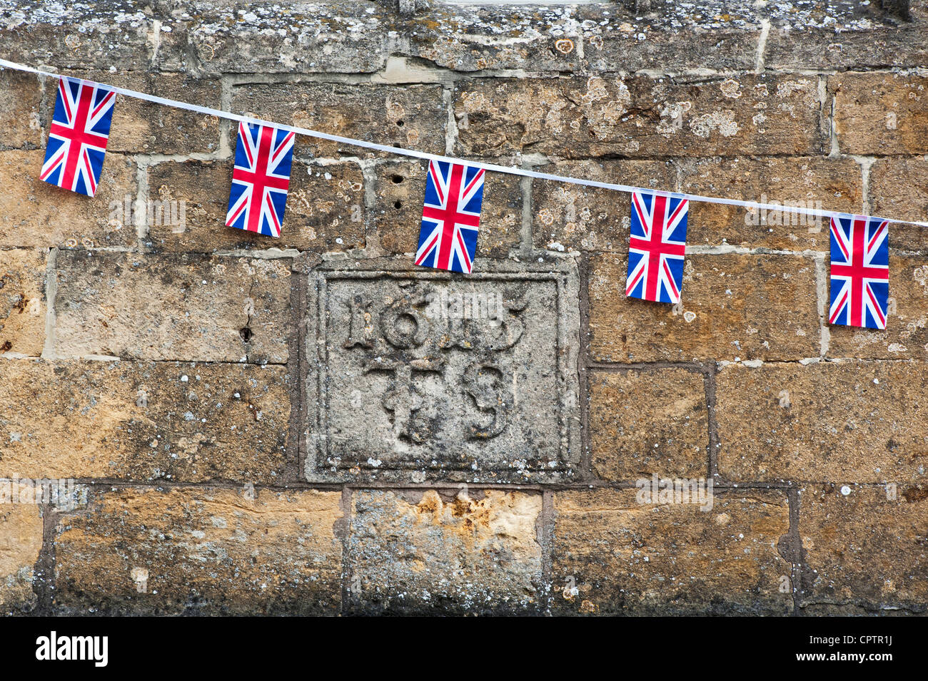 Unione jack bunting sul Royalist Hotel. Stow on the Wold. Cotswolds, Inghilterra Foto Stock