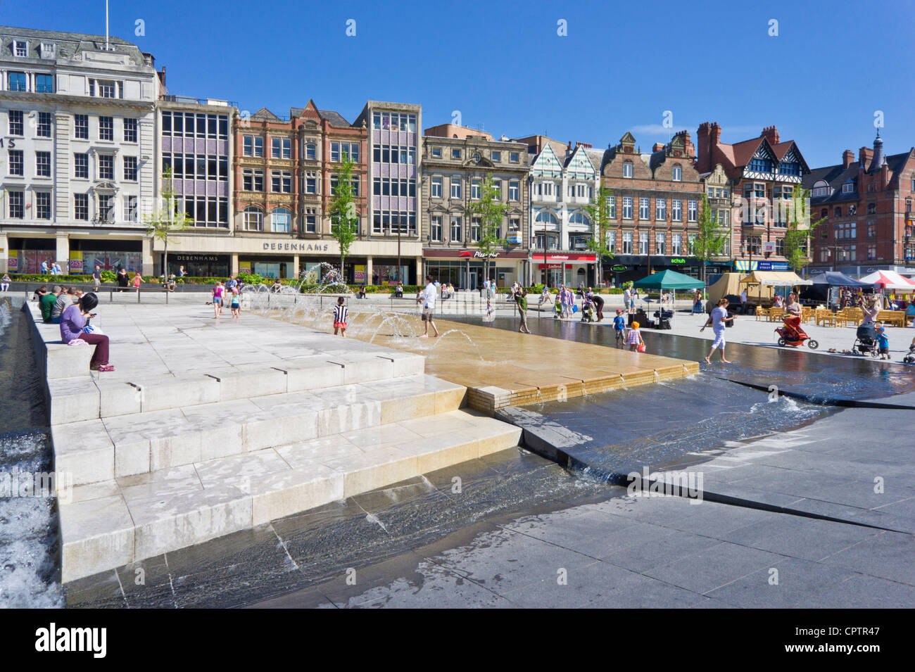 Nuove fontane e la piscina a sfioro nel rinnovato Piazza del Mercato Vecchio Nottingham City Centre Inghilterra uk gb UE Foto Stock