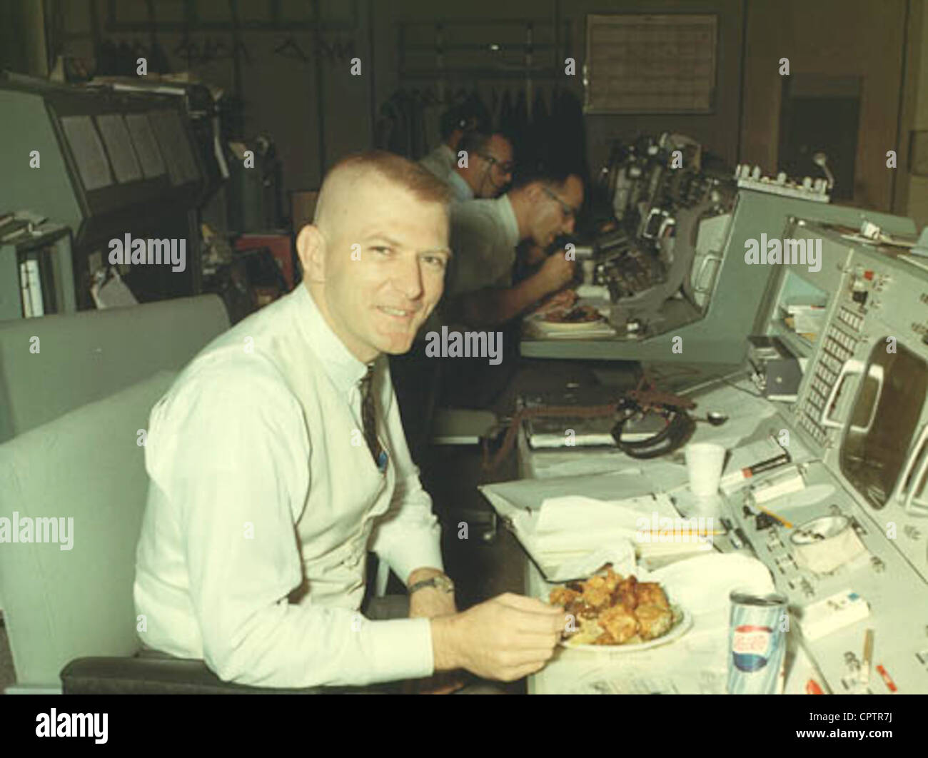 Gene Kranz a lavorare al suo direttore di volo della console nella missione di controllo di operazioni di stanza a Houston circa 1965. Foto Stock