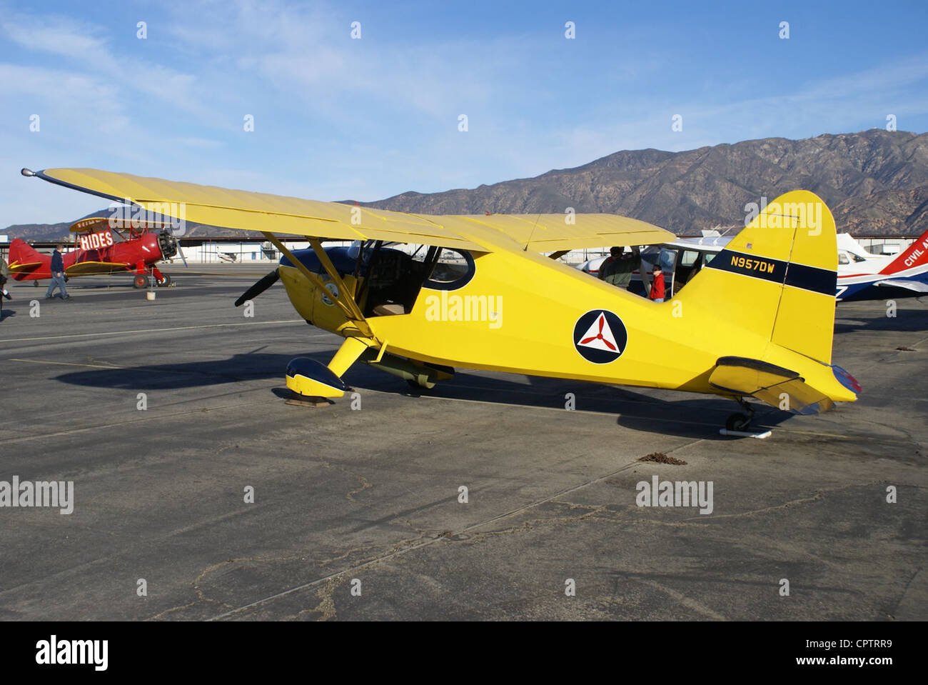 Stinson 10A è contrassegnato come WW2 Civil Air Patrol sub hunter. N957DW è stato costruito nel 1942, numero di serie del costruttore rispettivamente 7947 Foto Stock