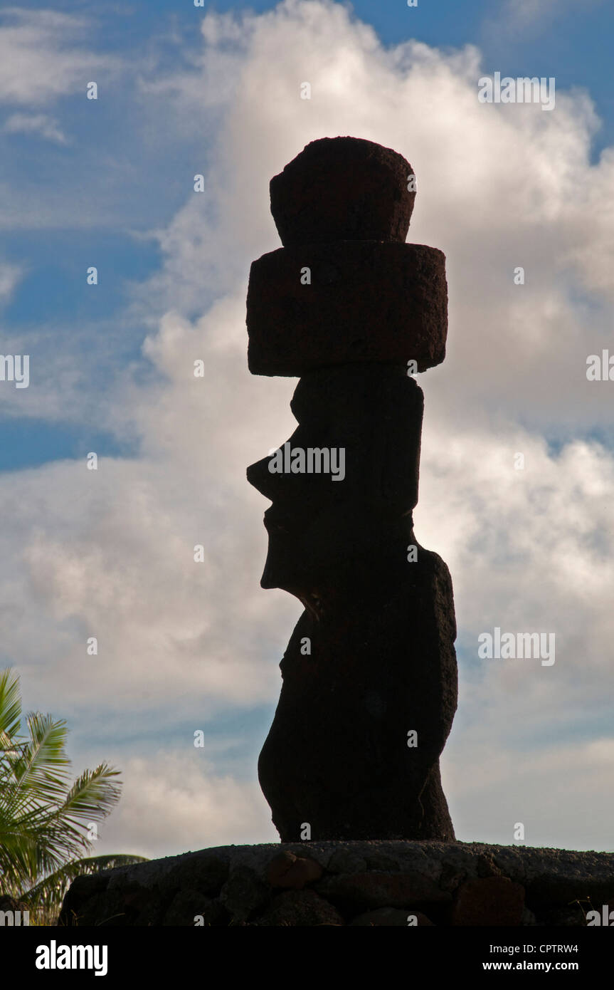 Silhouette Moai con topnot Hanga Roa Isola di Pasqua Cile Foto Stock