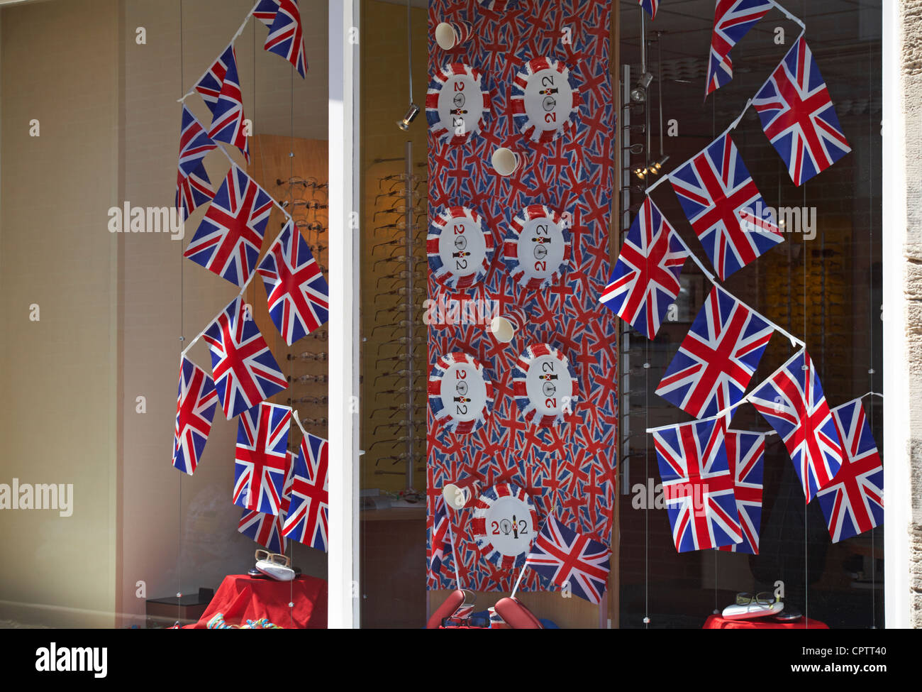 Vetrina degli Ottici a Swanage decorate per la regina del Giubileo di Diamante Foto Stock