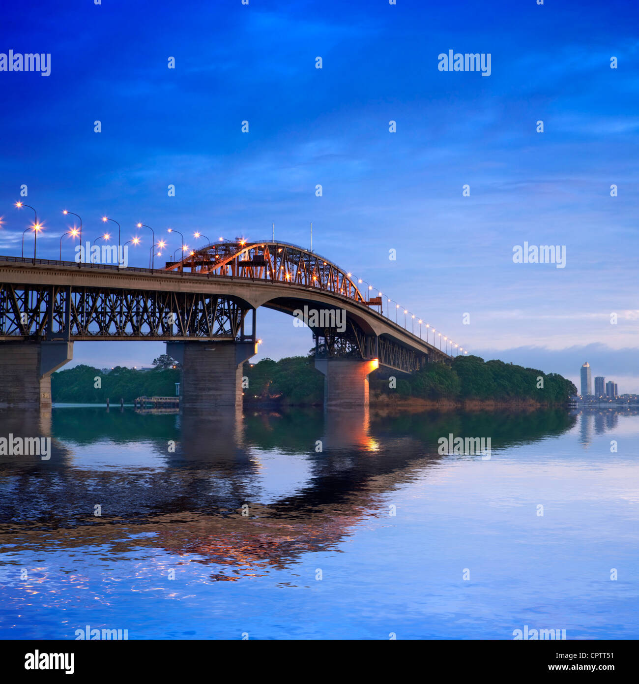 Auckland Harbour Bridge con le sue luci accese, appena prima dell'alba. Foto Stock