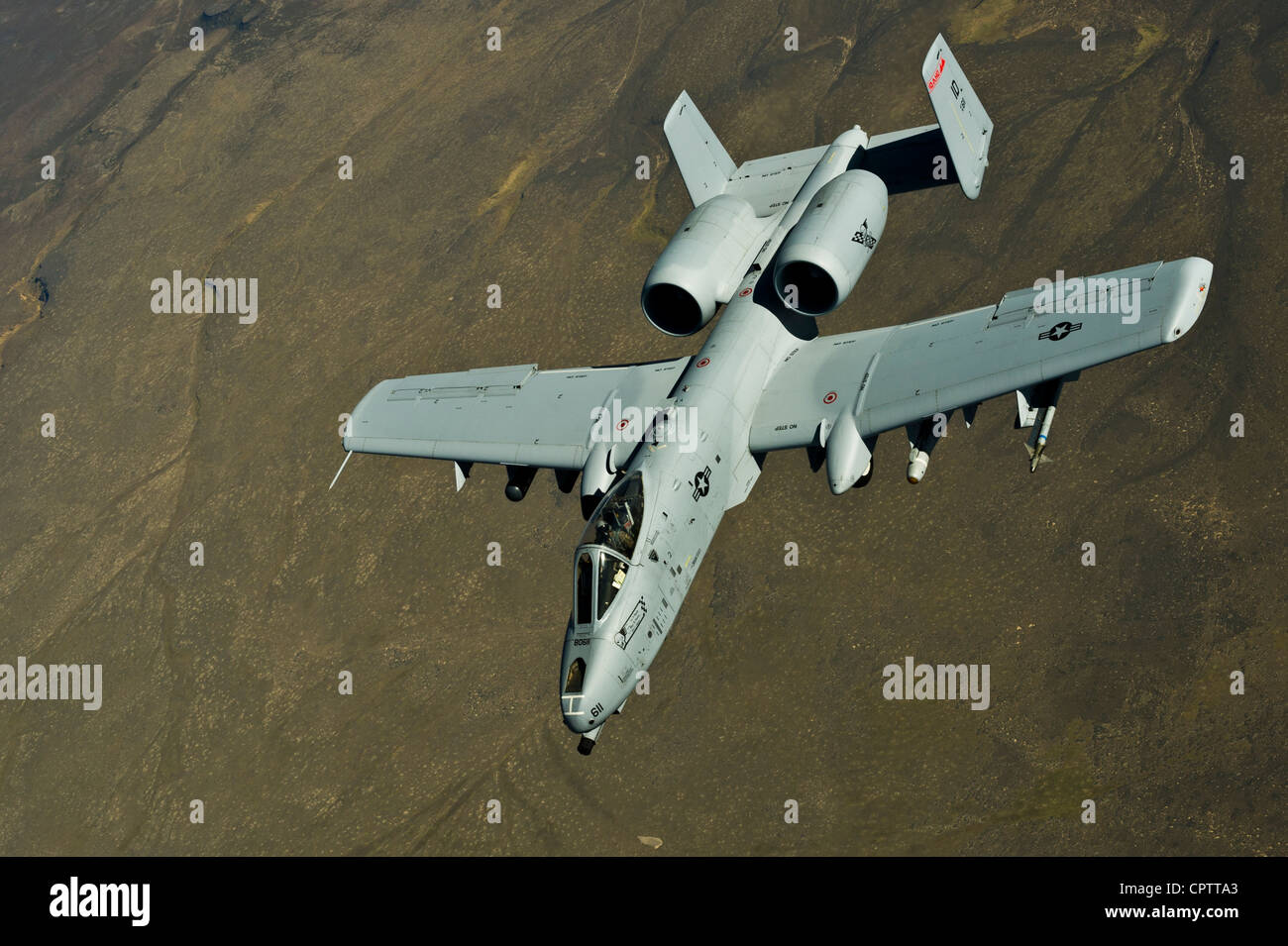 Il KC-135R Stratotanker dal 191esimo Squadron di rifornimento dell'aria, 151st Ala di rifornimento dell'aria rifornisce A-10 Thunderbolts dal volo di supporto di operazioni di 124th fuori del campo di Gowen in Idaho, 10 maggio 2012. La 151esima ala di rifornimento dell'aria supporta regolarmente le operazioni aeree negli Stati Uniti occidentali. Foto Stock