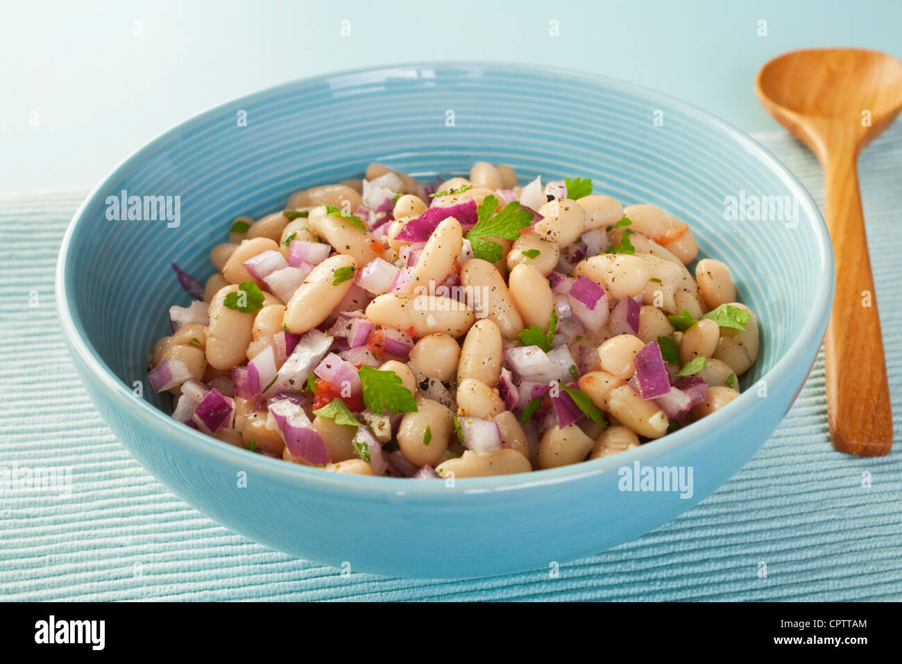 Italiano di fagioli cannelini insalata di fagioli al limone Insalata con cipolla rossa, rosmarino, prezzemolo e aglio. Foto Stock