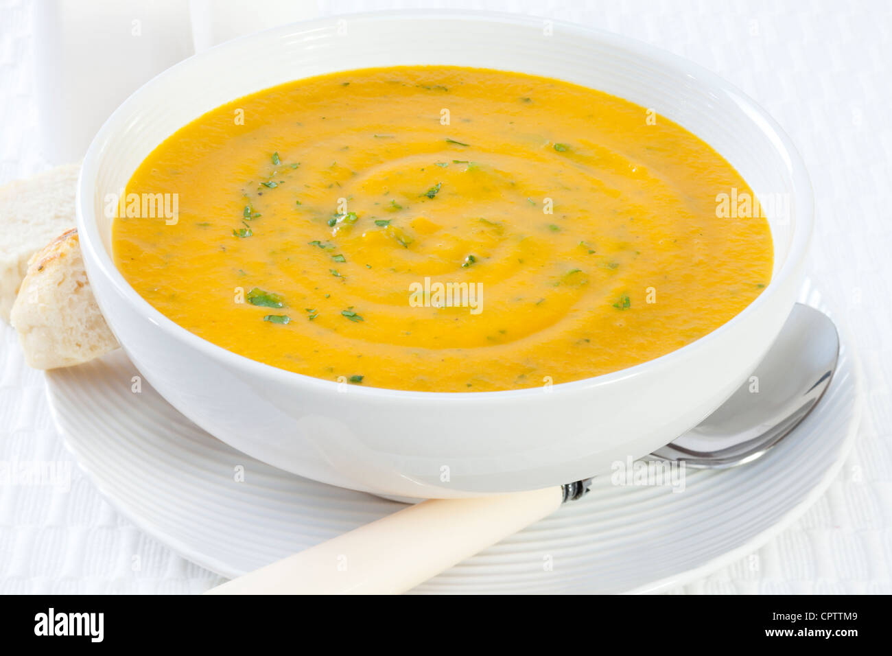 Una ciotola di bella e sana, arancione zuppa di carota, aromatizzato con sherry e coriandolo. Potrebbe anche essere la zuppa di zucca. Foto Stock