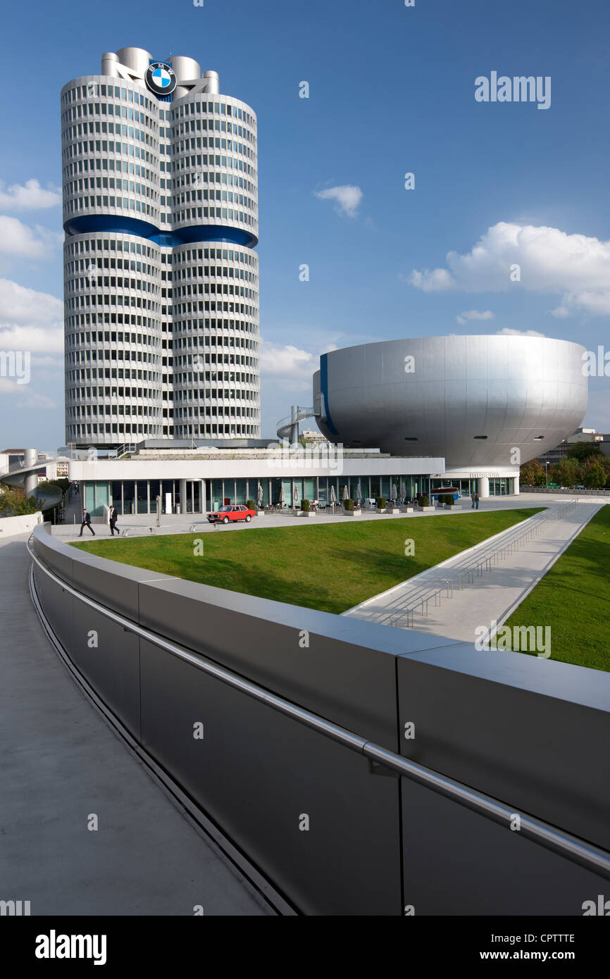 Architettura moderna presso il quartier generale di BMW, il museo e la fabbrica di Monaco di Baviera, Germania Foto Stock