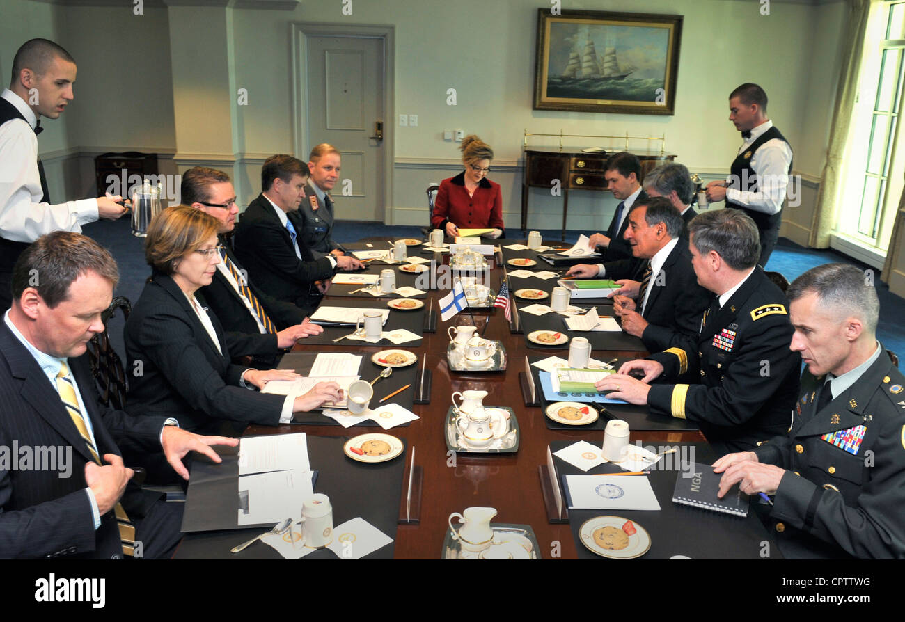Il Segretario della Difesa Leon E. Panetta, terzo seduto da destra, si unisce al Ministro della Difesa finlandese Stefan Wallin, terzo seduto da sinistra, per un incontro al Pentagono, 10 maggio 2012. Foto Stock