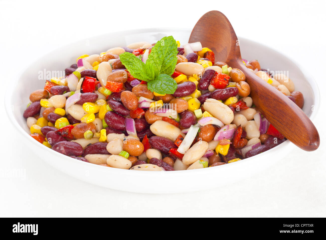 Tre insalata di fagioli con granturco dolce, arrostito peperoni rossi e la cipolla rossa in un condimento dresing. Foto Stock