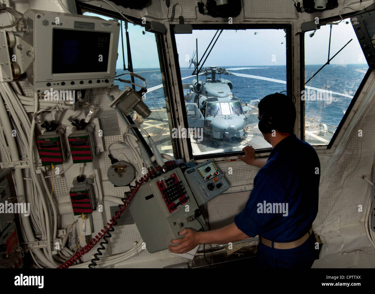 J. g. Najib Hamdouni, di New York, partecipa ad un controllo funzionale di volo di un elicottero SH-60B Seahawk a bordo del cacciatorpediniere missilistico guidato USS James E. Williams (DDG 95). James E. Williams è schierato nella 5 ° flotta degli Stati Uniti di responsabilità che conduce operazioni di sicurezza marittima, gli sforzi di cooperazione di sicurezza del teatro e le missioni di supporto come parte di operazione Enduring Freedom. Foto Stock