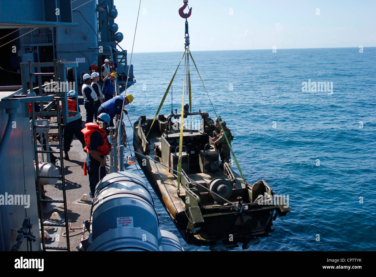 I marinai del reparto coperta usano la gru da 60 tonnellate per sollevare una barca di pattuglia fluviale a bordo della nave di atterraggio di banchina anfibia USS Fort McHenry (LSD 43). I velisti Riverines di Riverine Squadron 2 e Fort McHenry si stanno allenando per il loro prossimo impiego conducendo operazioni di wet well e gru, oltre ad altre evoluzioni critiche. Fort McHenry è in corso nella seconda flotta degli Stati Uniti di responsabilità che conduce l'esercitazione composita di addestramento dell'unità. Foto Stock