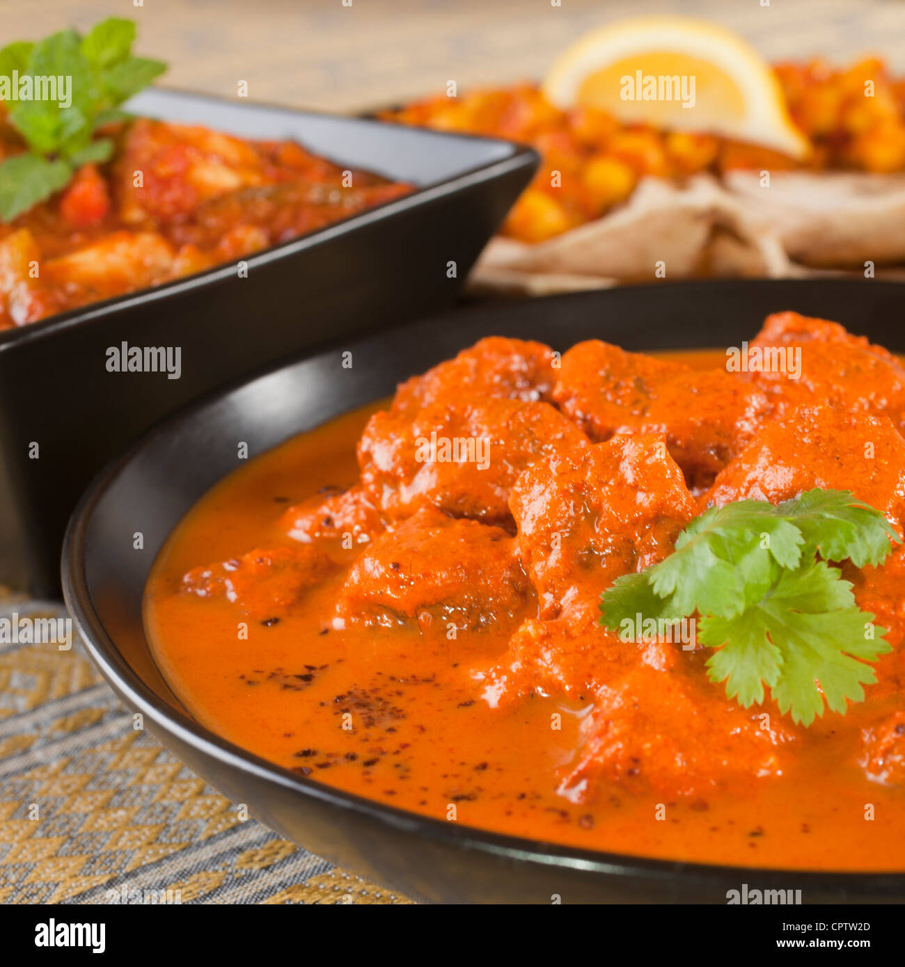 Preferiti curry indiano rogan josh con chapatis e channa dhal, e pollo jalfrezi. Foto Stock