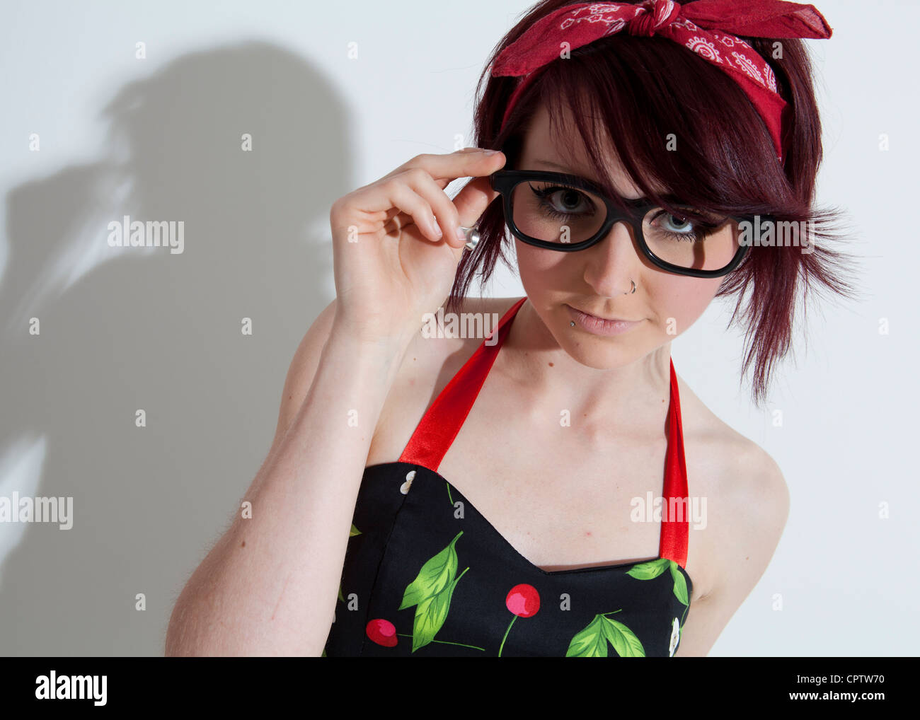 Fotografia a colori del modello femminile in posa entro un ambiente di studio Foto Stock