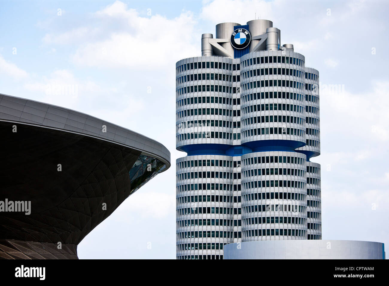 Architettura moderna a BMW Sede ufficio blocchi, showroom, il museo e il cliente del centro di raccolta a Monaco di Baviera Baviera Germania Foto Stock