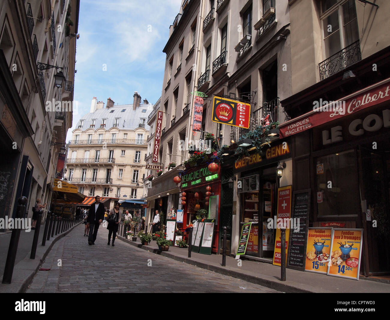 Persone che passeggiano su Rue de la Harpe nel Quartiere Latino di Parigi, Francia, 10 maggio 2012, © Katharine Andriotis Foto Stock