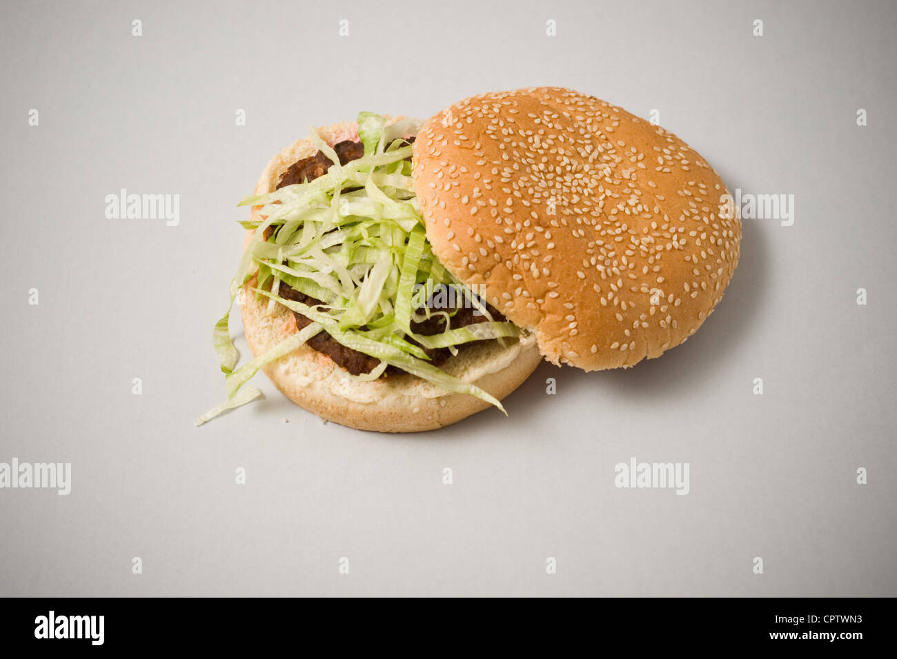 Burger con lattuga trinciato Foto Stock