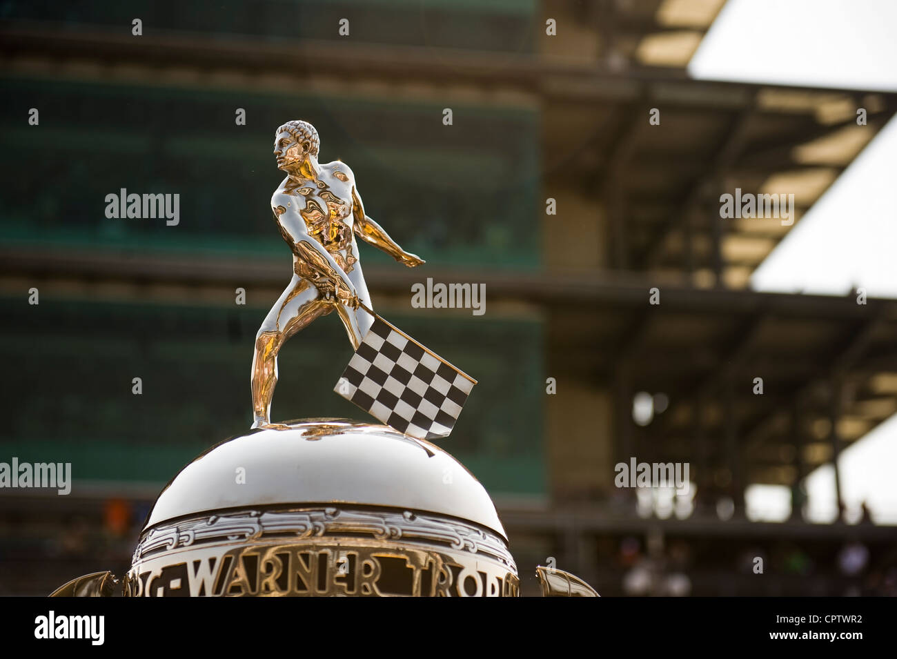 L'ambitissimo Borg-Warner Trophy si trova sulla corsia di vittoria all'Indianapolis Motor Speedway, domenica 27 maggio 2012, ore prima della 96esima corsa della Indianapolis 500 Mile. Il trofeo di 74 anni si trova a circa 65 cm, pesa 110 libbre e costa circa 1 milione di dollari. Foto Stock