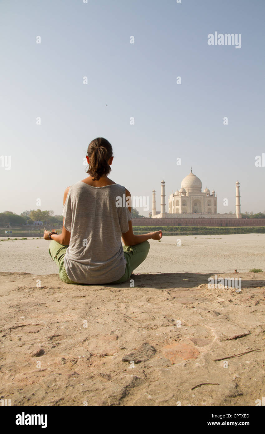 La donna medita al Taj Mahal Foto Stock