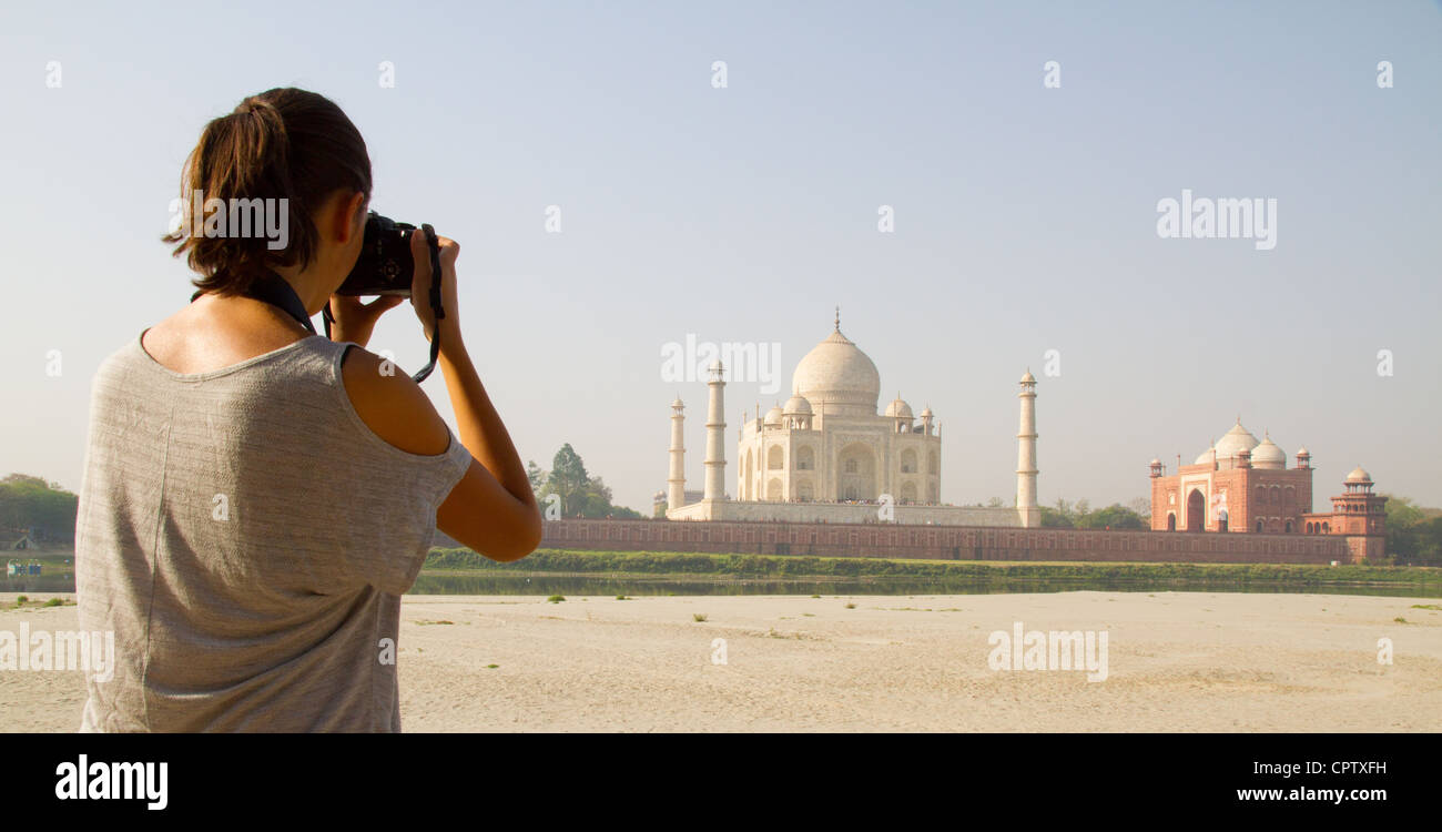 Giovane donna rende la foto del Taj Mahal, Agra, India Foto Stock