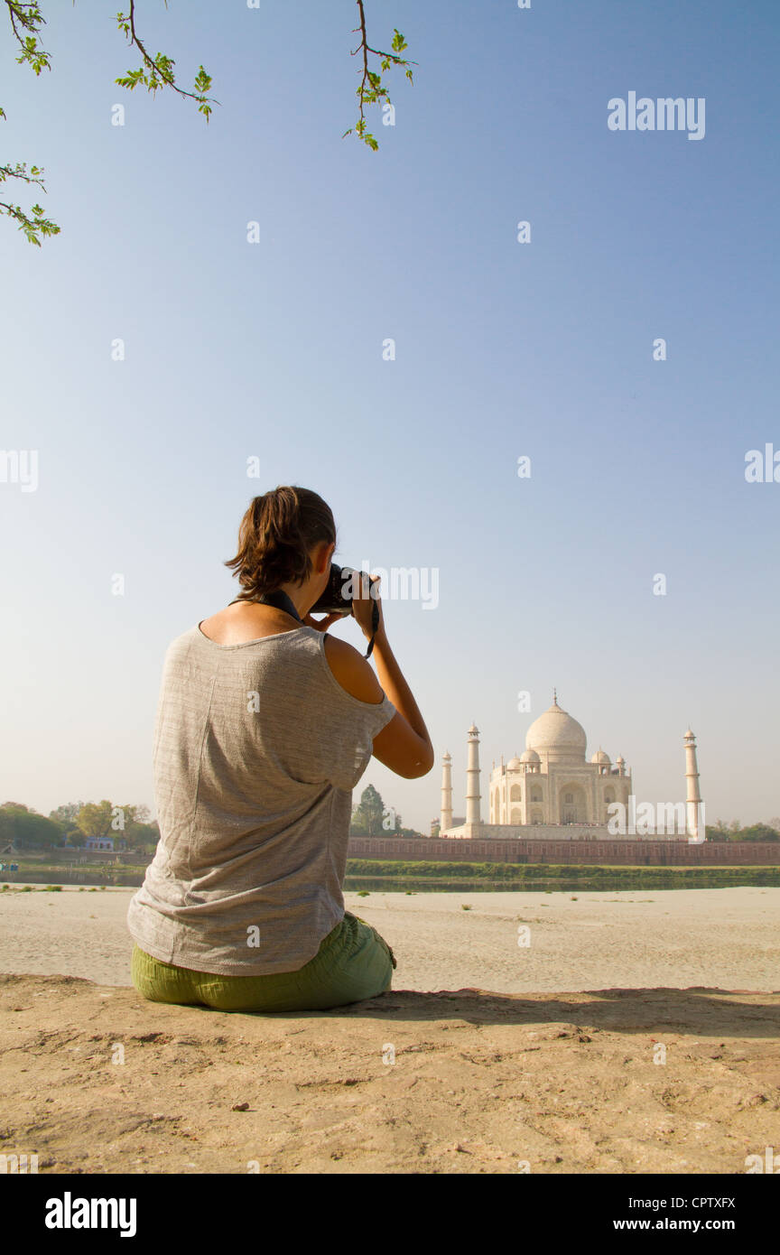 Giovane donna rende la foto del Taj Mahal, Agra, India Foto Stock
