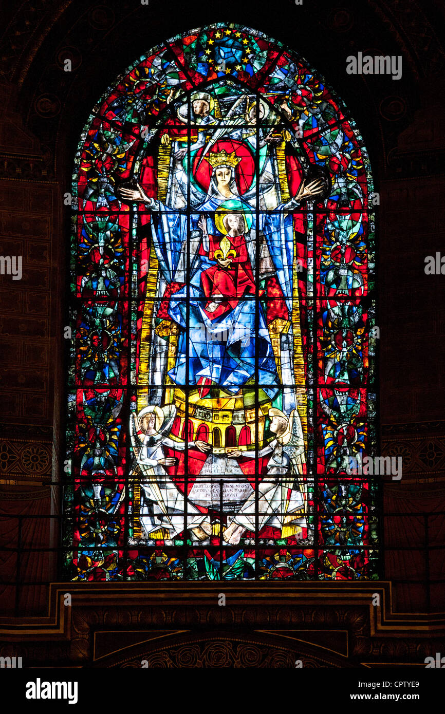 Finestra di vetro colorato nella cattedrale di Notre Dame, la Madonna a Strasburgo, Alsazia, Francia Foto Stock