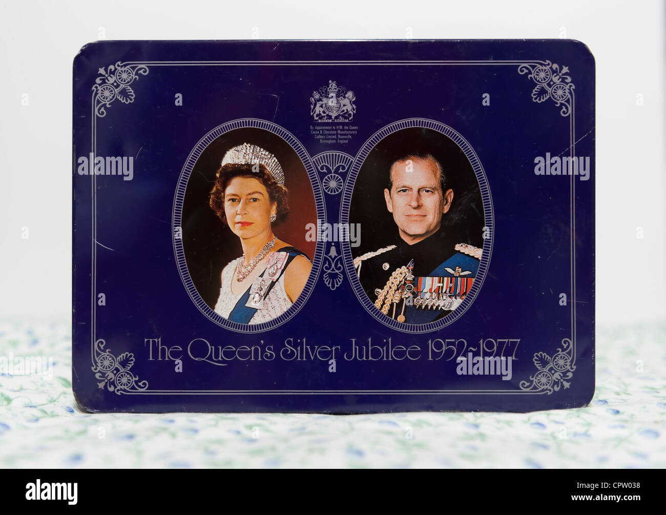 Giubileo d'argento della regina 1952-1977 scatola commemorativa da Cadbury Ltd, con foto ovale della Regina Elisabetta II e il Principe Filippo Foto Stock