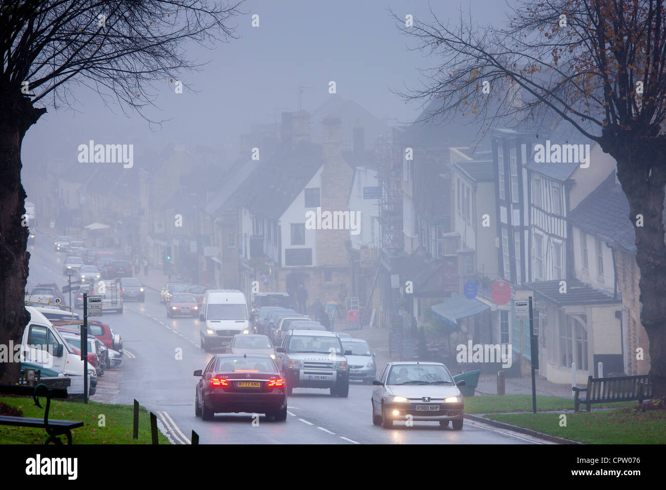 Misty di scena a Burford in Cotswolds, Oxfordshire, Regno Unito Foto Stock