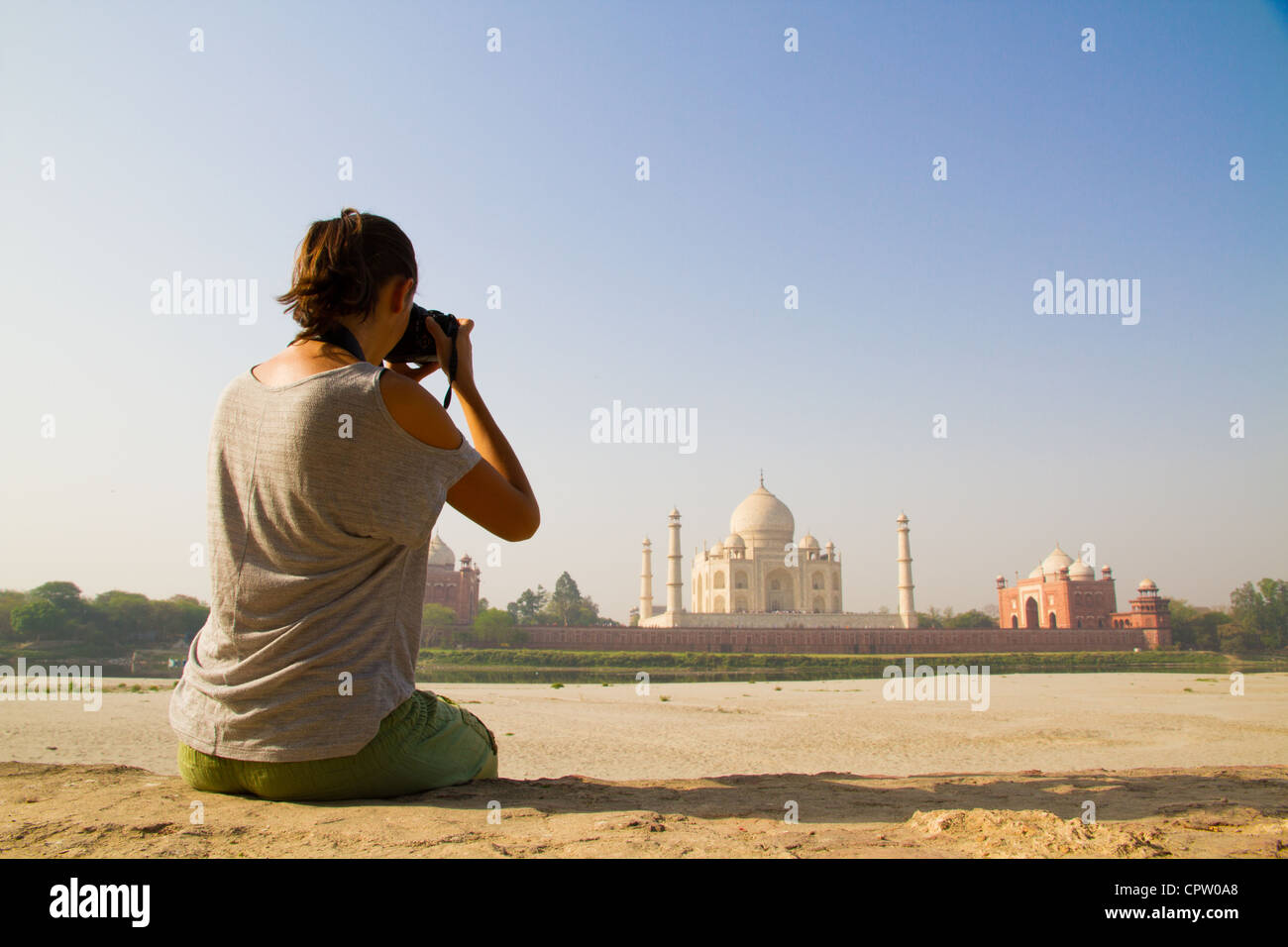 Giovane donna rende la foto del Taj Mahal, Agra, India Foto Stock