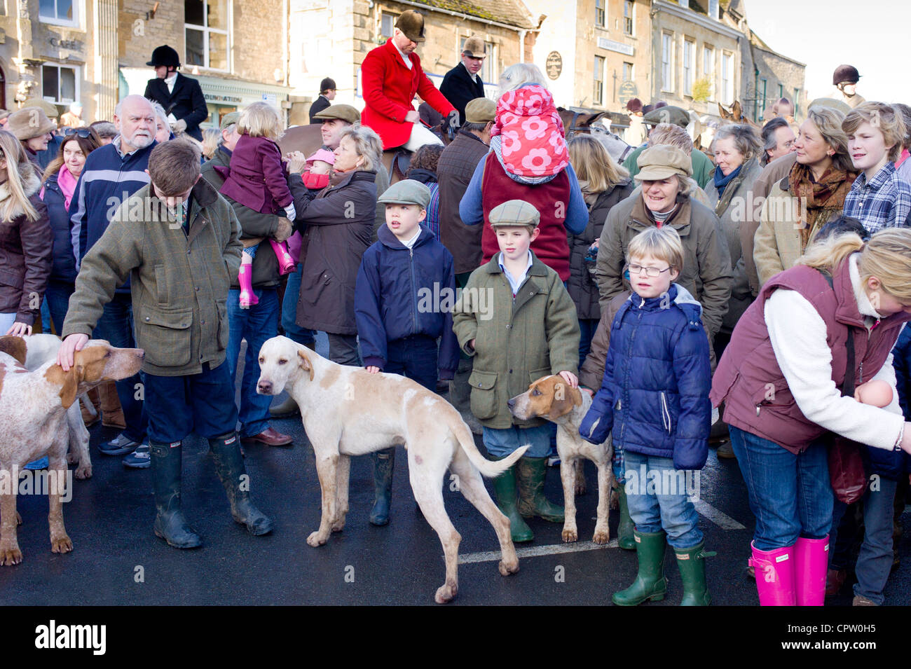 La gente del posto si riuniscono nella piazza di sedili Stow-su-il-Wold, Gloucestershire per Heythrop Hunt il giorno di Capodanno del soddisfare di suoneria, il Costwolds, REGNO UNITO Foto Stock