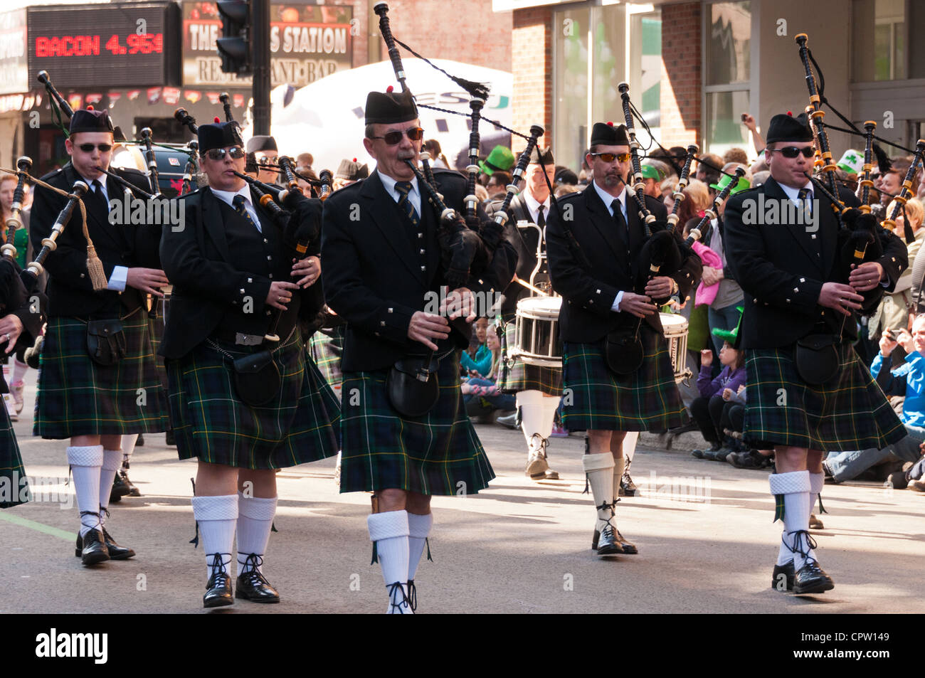 Bagpipers il giorno di San Patrizio parade di Montreal, Canada Foto Stock