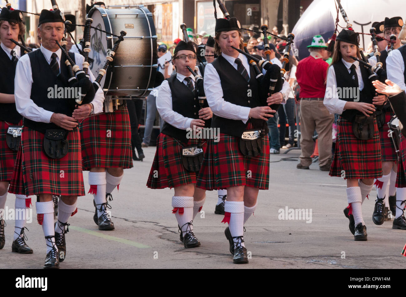 Bagpipers il giorno di San Patrizio parade di Montreal, Canada Foto Stock