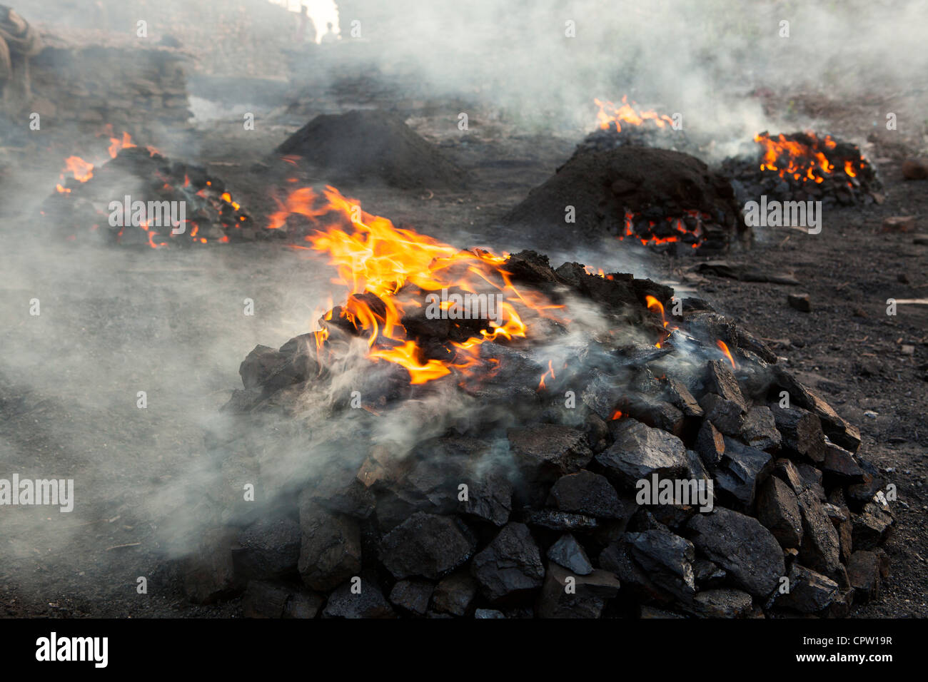 Per masterizzare( per rimuovere piccoli e gas tossici) per preparare la vendita al mercato, Jharia, Dhanbad, nello stato del Jharkhand, India Foto Stock